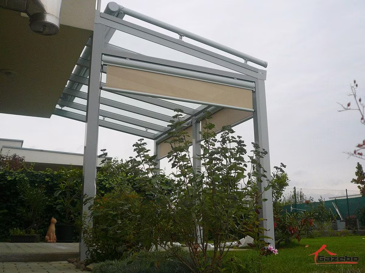 Biela hliníková pergola Top Class s čelným tienením nad terasou v záhrade