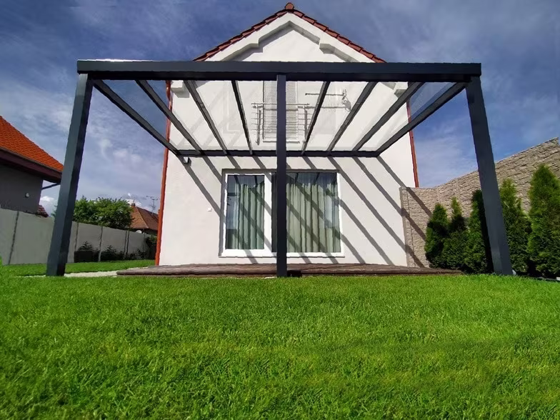 Antracitová hliníková pergola Top Class pri bielom dome so sedlovou strechou a presklenými dverami