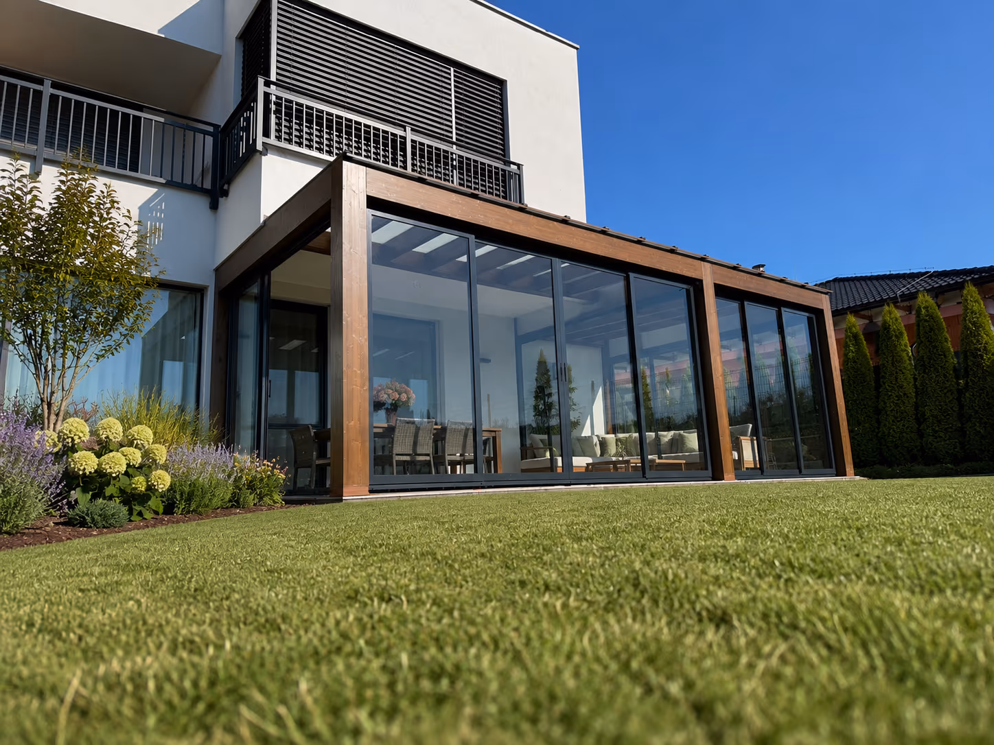 Drevená zimná záhrada Wood Garden Miláno s veľkoplošným presklením a výhľadom do záhrady
