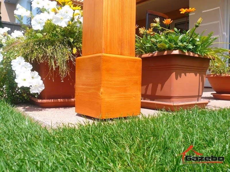 Detail precízneho CNC spracovania drevenej pergoly Acapulco s mosadzným štítkom