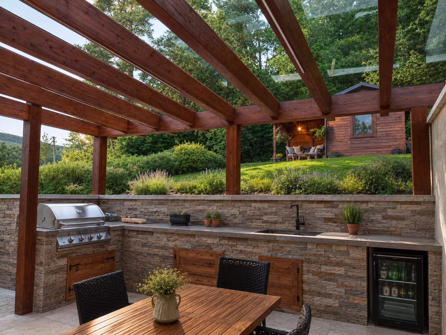 Drevená pergola Kartágo s letnou kuchyňou a jedálenským posedením v záhrade