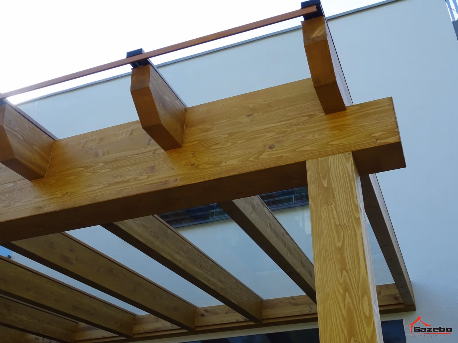 Drevená pergola Kartágo so šikmou strechou nad terasou