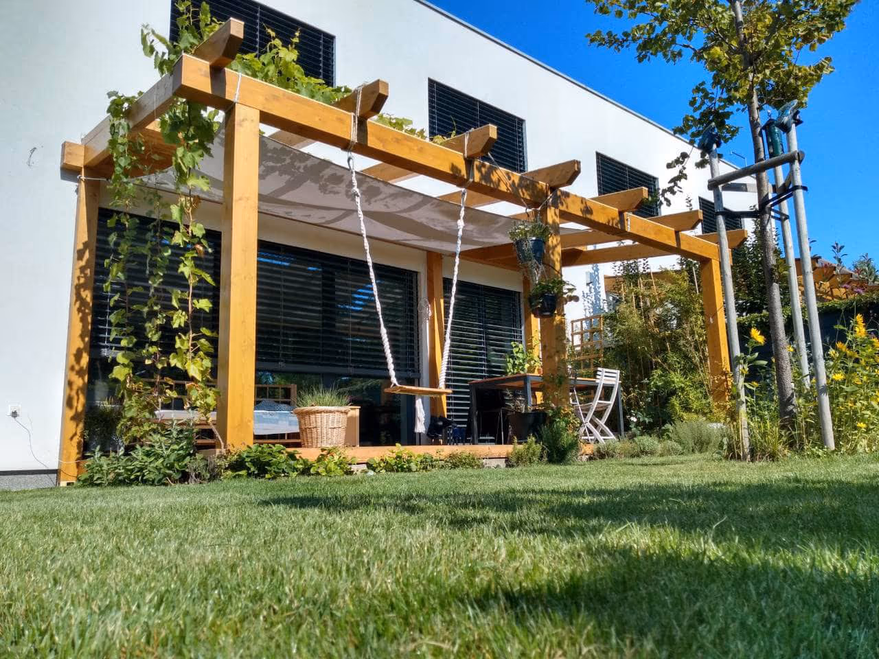 Drevená pergola Kartágo vyrobená na mieru pri rodinnom dome