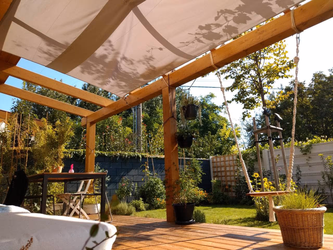 Drevená pergola Kartágo z lepeného dreva v záhrade