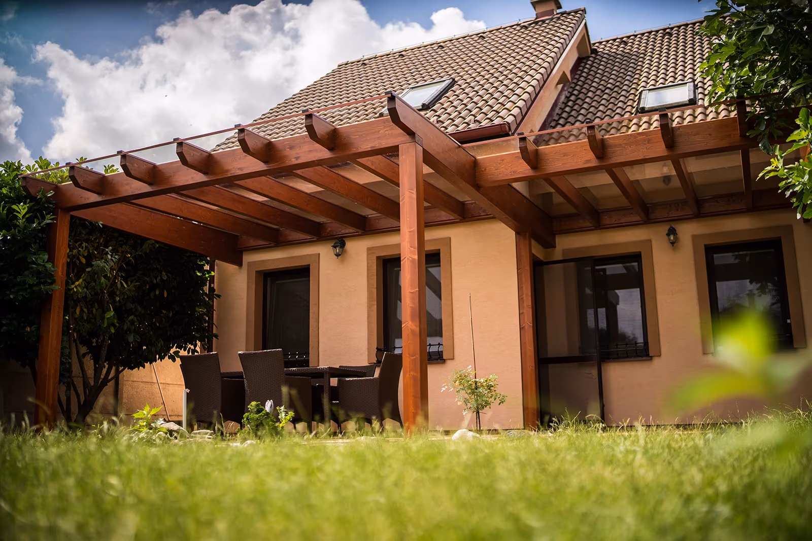 Moderná drevená pergola Kartágo s presahmi do čela