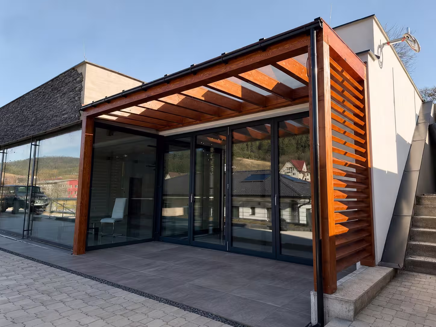 Drevená pergola Milano s bočným lamelovým tienením pri presklenej terase