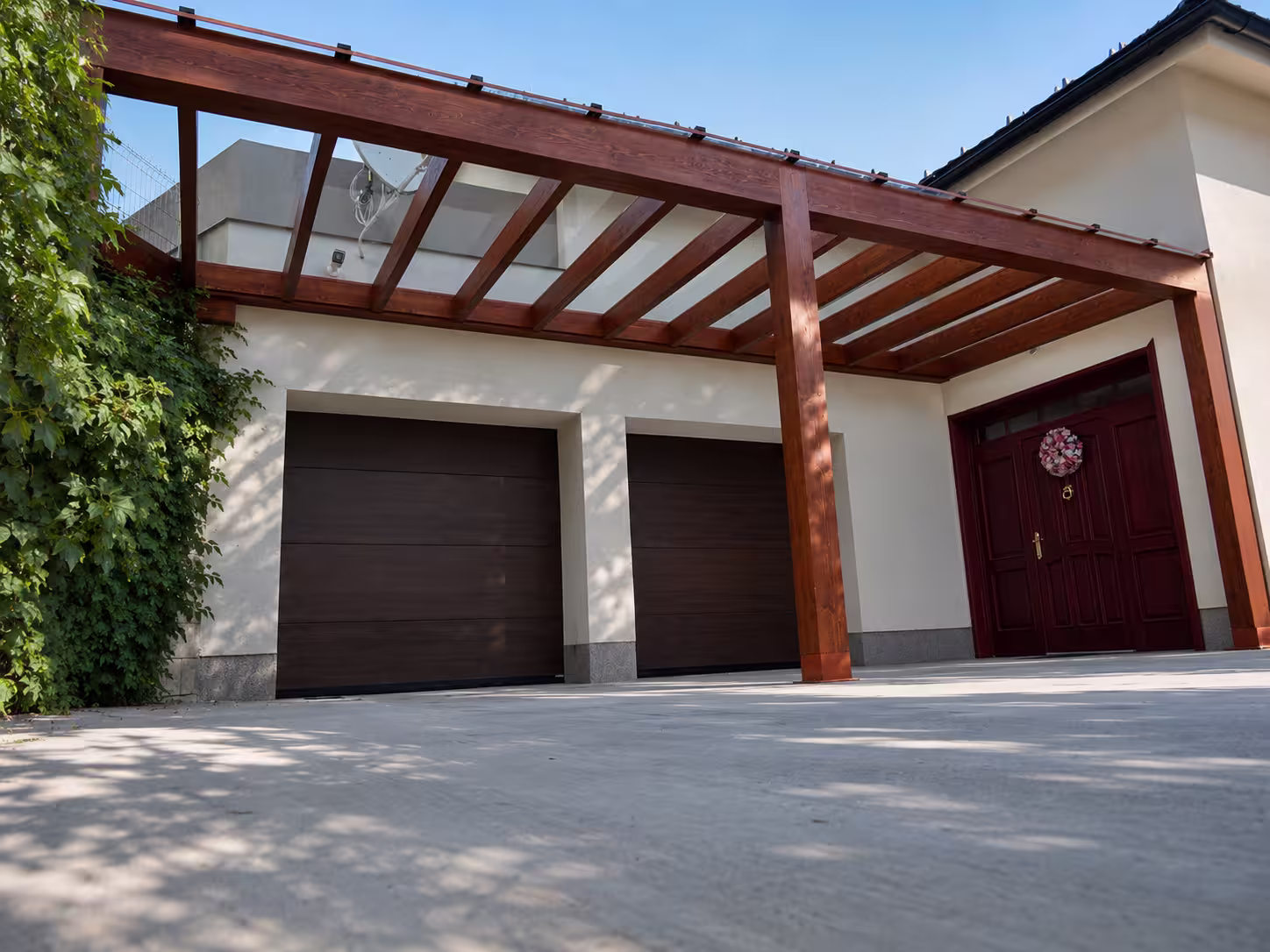 Drevená pergola Milano s presklenou strechou nad vstupom a garážou rodinného domu