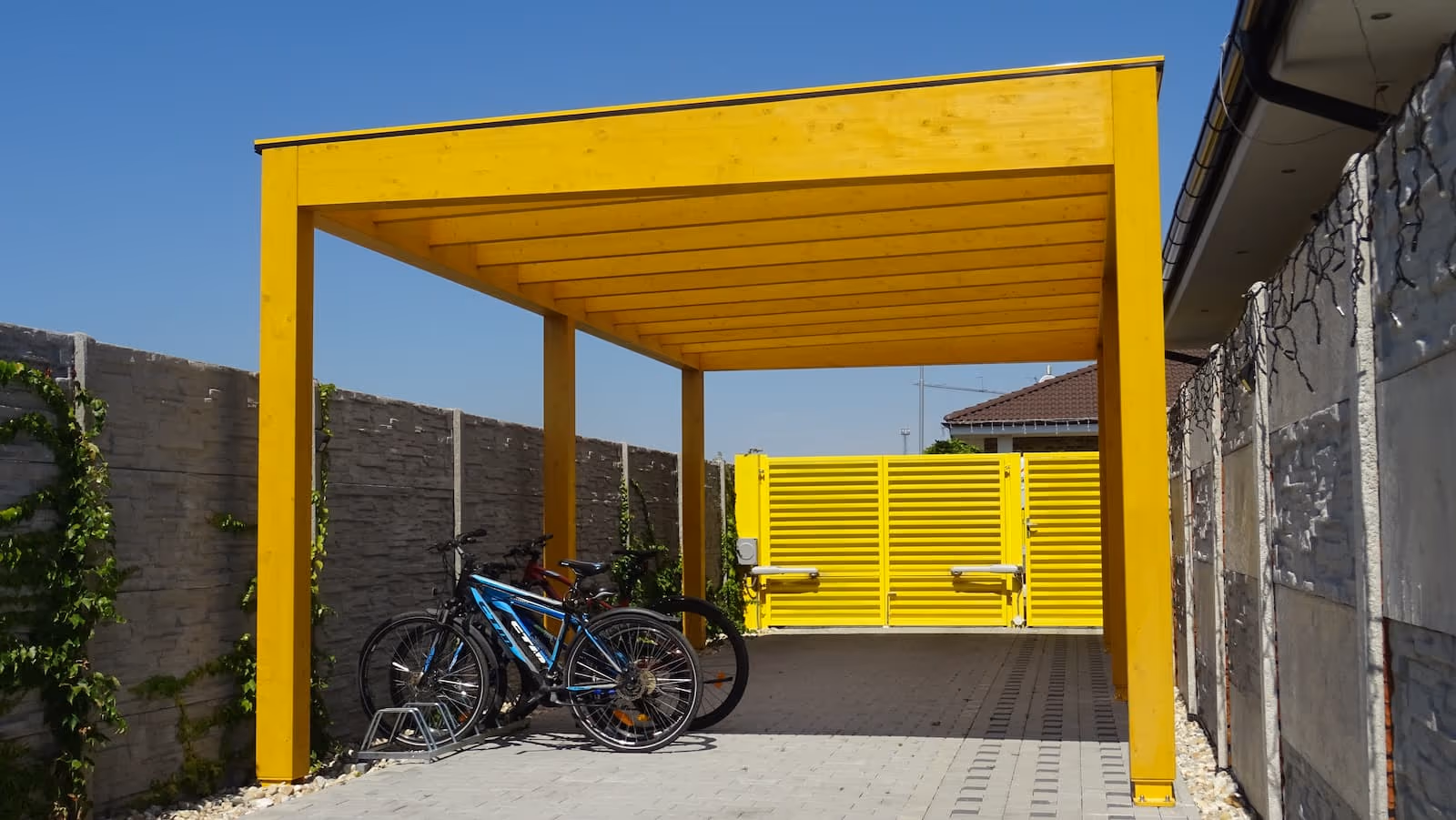 Žltá drevená pergola Milano ako výrazný akcent v záhrade