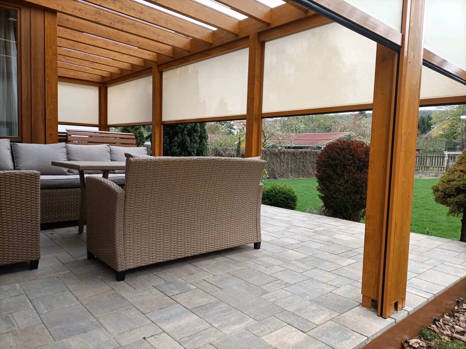 Drevená pergola Milano s pohodlným sedením na dlažbe