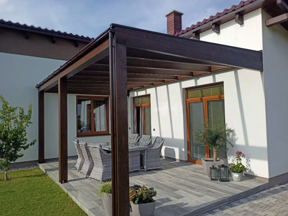 Drevená pergola Milano nad terasou s posedením pri rodinnom dome
