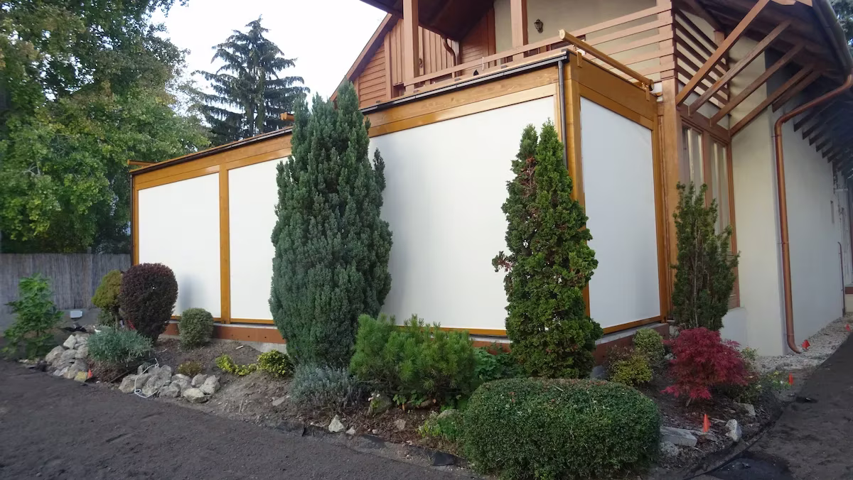 Drevená pergola Milano s presklením a upravenou záhradou