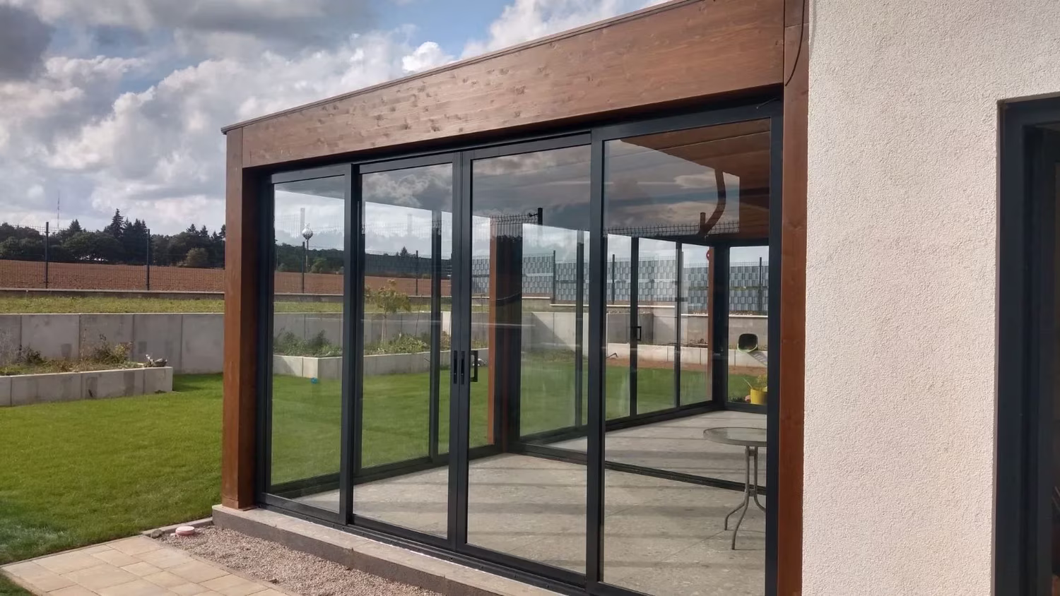 Drevená pergola Milano s presklenou bočnou stenou a posuvnými dverami