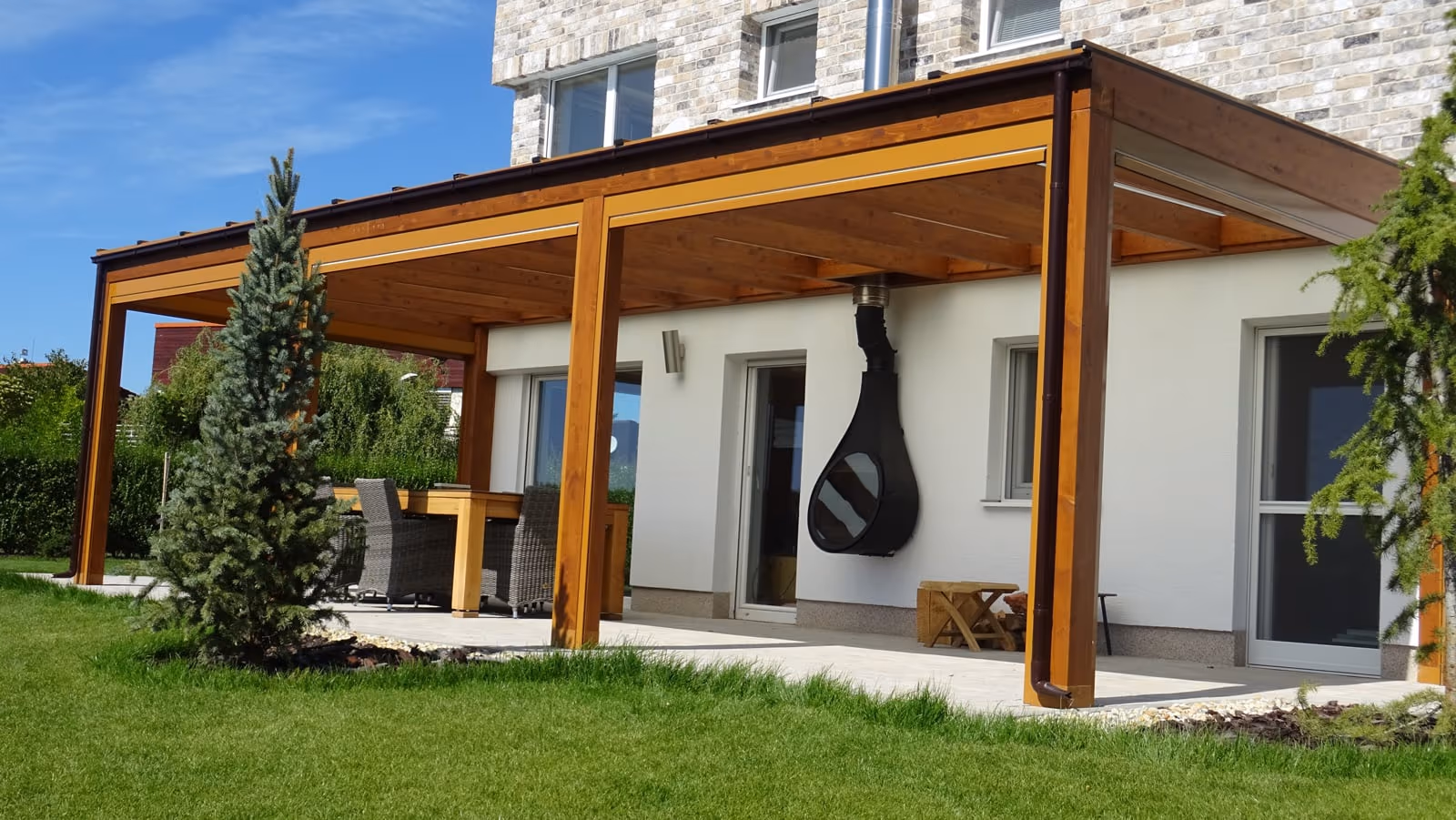 Drevená pergola Milano so skrytým LED osvetlením vo večernom prostredí