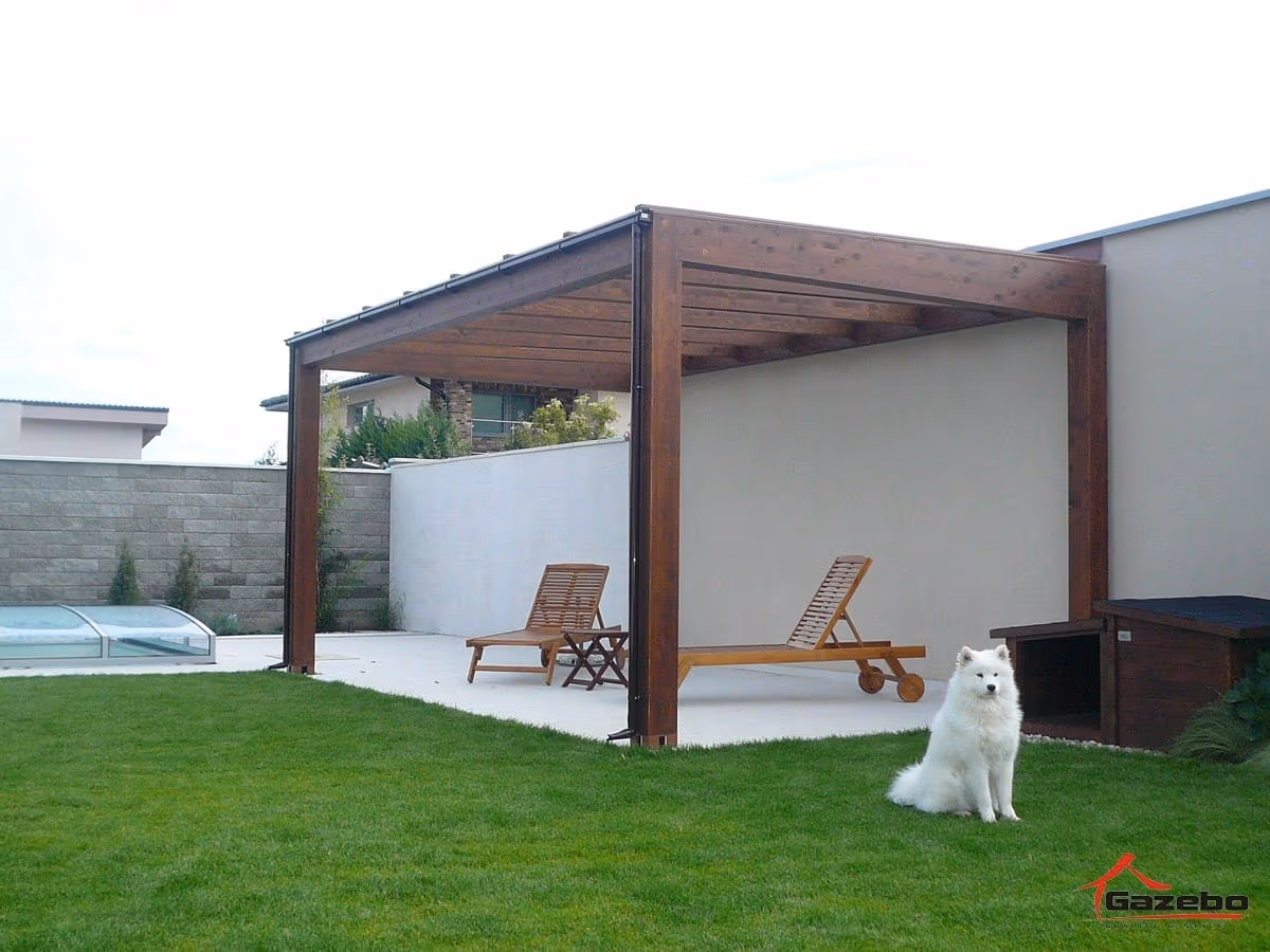 Drevená pergola Milano s prírodným bambusovým tienením na terase