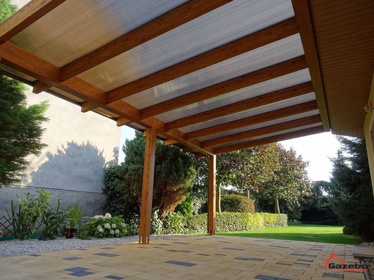 Útulne zariadená drevená pergola Fénix so sedením a kvetináčmi