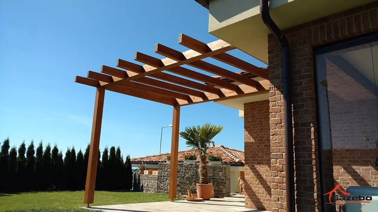 Drevená pergola Fénix ako obytný priestor v záhrade