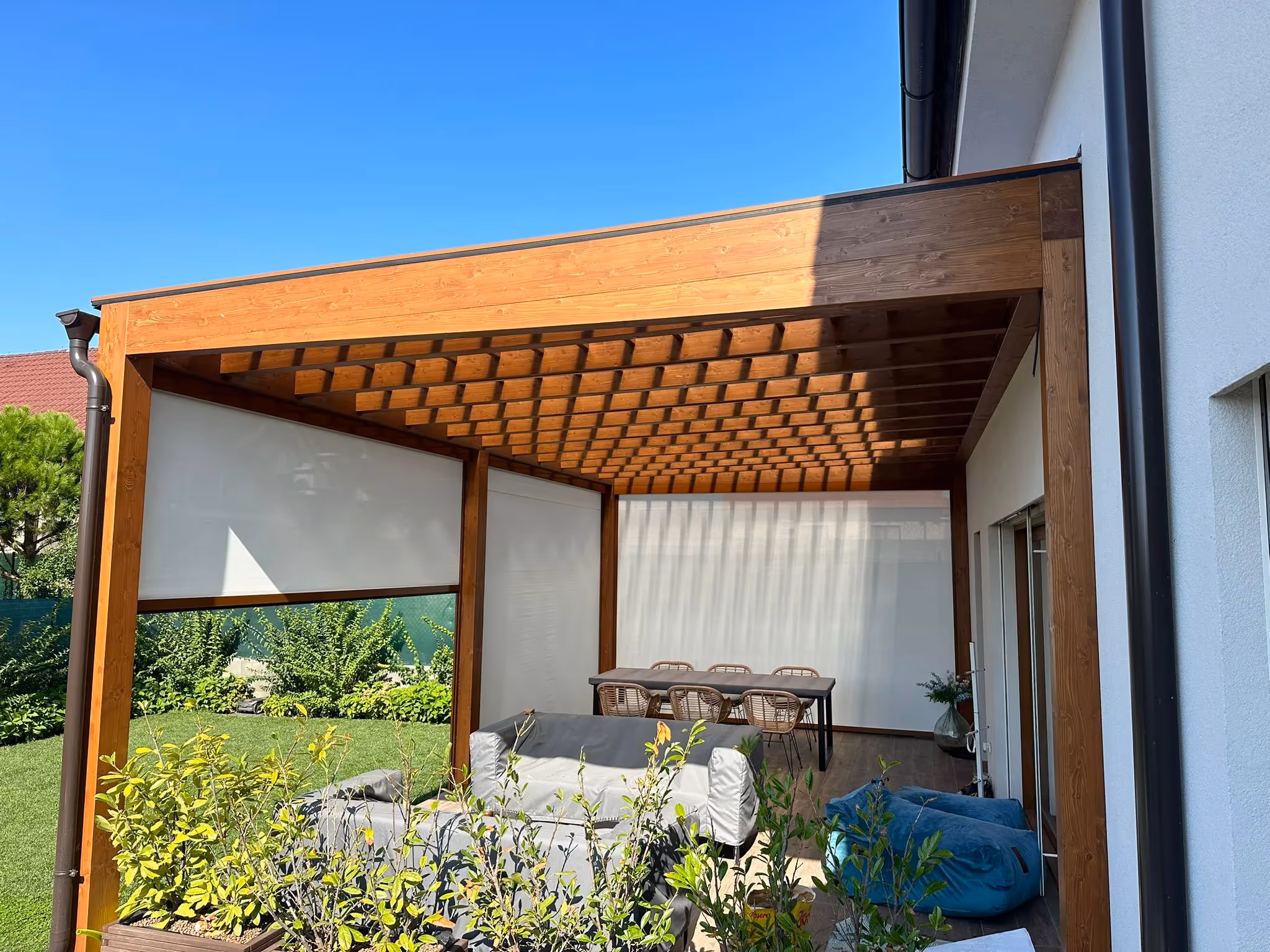 Moderná drevená pergola Santorini s priečnymi lamelami v záhrade